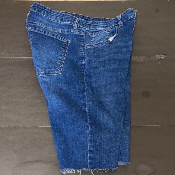 Forever 21 Size 29 Distressed Denim Jean Shorts - Picture 4 of 9